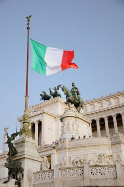İtalya 'da Piazza Venezia Roma yakınlarında İtalyan bayrağı. Capitoline