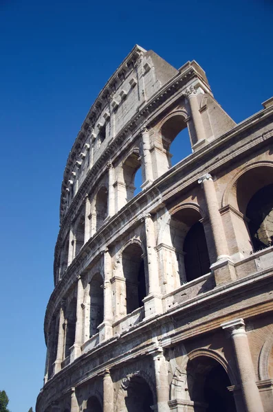 Colosseum Rómában, Olaszországban. Scenic kilátás Colosseum romok — Stock Fotó