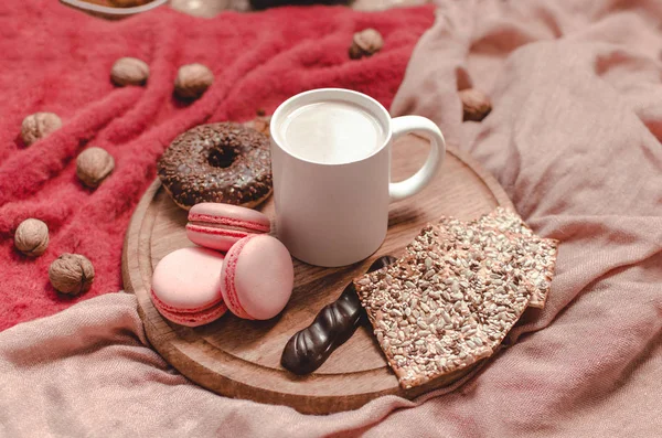 Teller mit Schokoladenkeksen, Donut und heißem Kaffee auf altem Holztisch — Stockfoto