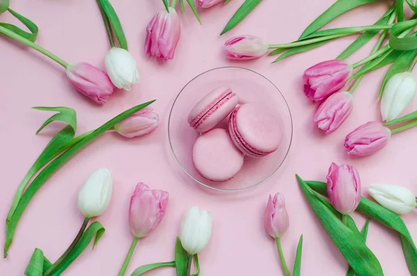 Розовый свежий макарон с тюльпанами на розовом фоне, вид сверху. Поздравление с Днем матери — стоковое фото