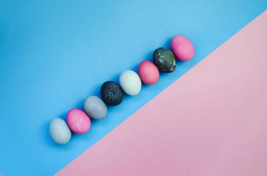 Renkli Paskalya Yumurtaları ile parlak bir arkaplan. Boşluğu Kopyala