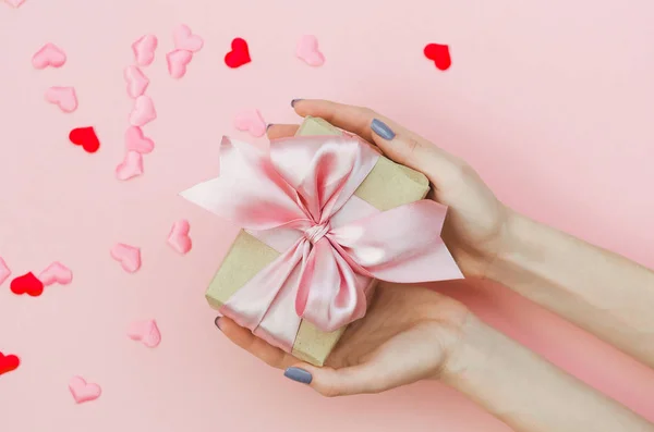Тримаючи День Святого Валентина Рожевому Фоні Стокова Картинка