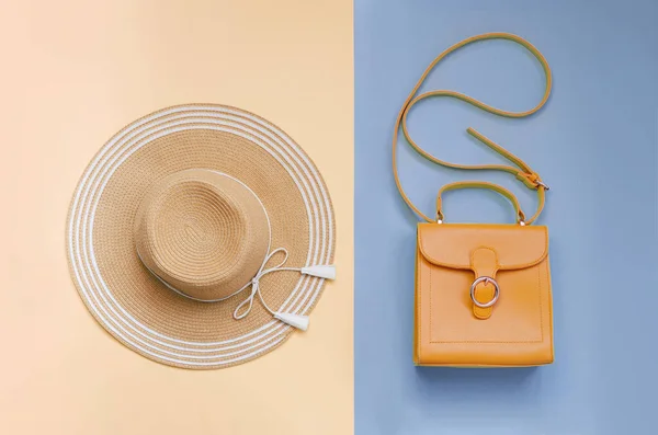 Καλοκαίρι ψάθινο καπέλο και πορτοκαλί τσάντα σε πολύχρωμο φόντο. Διακοπές έννοια, copyspace — Φωτογραφία Αρχείου