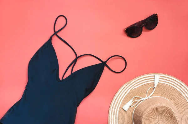 Μαγιό Γυαλιά Ηλίου Και Ψάθινο Καπέλο Για Καλοκαίρι Πλακέτα — Φωτογραφία Αρχείου