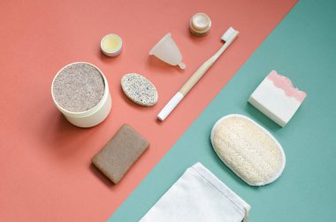 Ekolojik ürünlerin günlük bakım seti. Sıfır atık. Düz yatıyordu