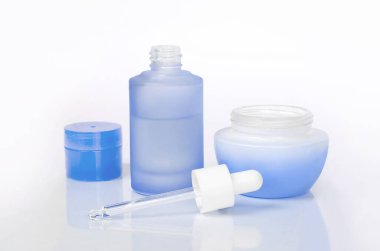 Kirlilik önleyici kremler ve günlük bakım kremleri hafif arka planda