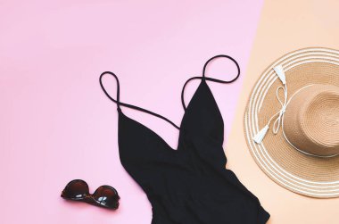 Yaz için mayo, güneş gözlüğü ve hasır şapka. Düz Yatay