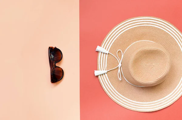 다채 로운 배경에 여름 밀짚 모자. 홀리데이 컨셉, 저작권 — 스톡 사진