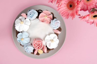 Çiçek süslemeleri ve çiçekli Paskalya pastası