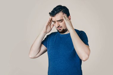 Tişörtlü adamlar kafasına el ele tutuşuyorlar. Sağlık sorunları. Evde ya da işte sorunlar yaşıyor..