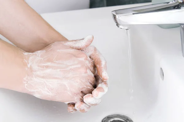 Mannelijke Schoonmaakhanden Handen Wassen Met Zeep Ter Bescherming Tegen Coronavirus — Stockfoto