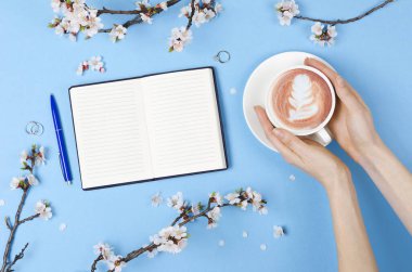 Gelecek planlar için dilek listesi yazan kız. çiçekli düz konum, not defteri