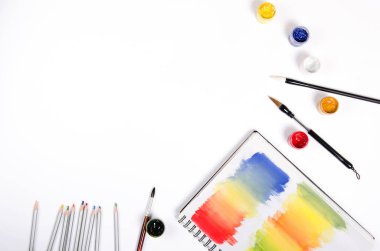 Renkli not defterli boya ve fırça şişeleri