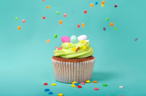 Pistacchio Luminoso Cupcake Pasquale Con Decorazioni Vicino — Foto Stock