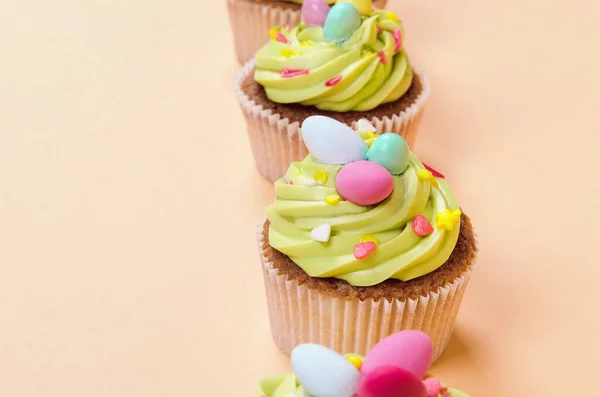 Pistache Brilhante Cupcake Páscoa Com Decorações Perto — Fotografia de Stock