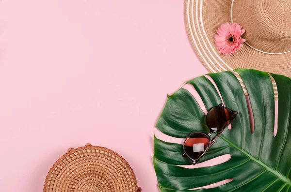 夏のわら帽子 熱帯モンスターの葉 サングラス シェル ピンクの背景にヒトデ トップビュー コピースペース — ストック写真