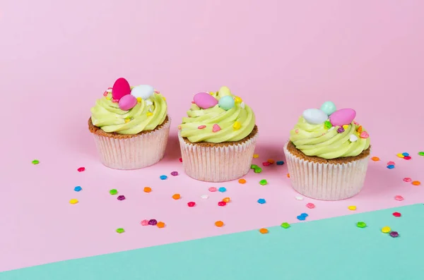 Fila Pistache Brilhante Cupcakes Páscoa Com Decorações Perto — Fotografia de Stock