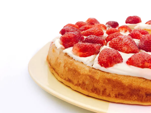 用草莓和白色奶油分离的海绵蛋糕 — 图库照片
