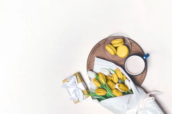 Kaffeetasse Gelbe Tulpenblüten Und Gelbe Macarons Auf Pastell Tisch Ansicht — Stockfoto
