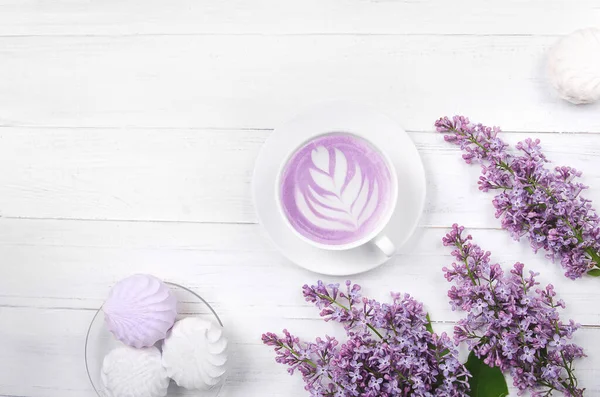 Leylak, latte sanatıyla kahve ve beyaz ahşap masada lokum. Romantik bir sabah. Düz yatıyordu