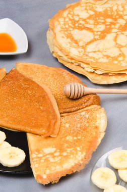 Kahvaltıda muzlu pankekler beyaz kırsal masada.