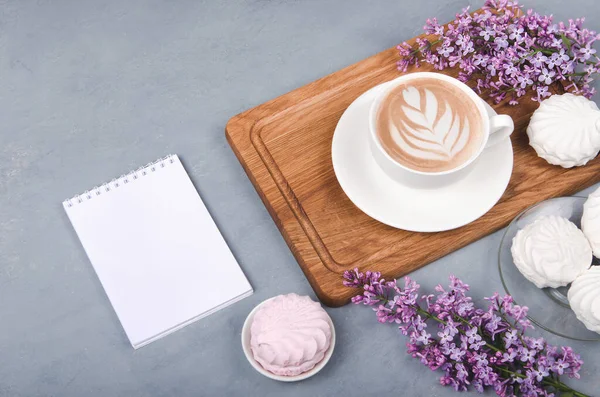 Λιλά Φλιτζάνι Καφέ Latte Art Και Notepad Και Marshmallow Λευκό — Φωτογραφία Αρχείου