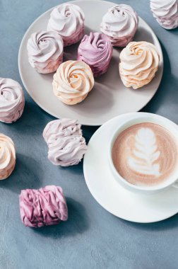 Gri arka planda pembe şekerli sıcak kahve Sevgililer Günü konsepti