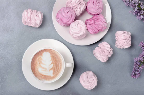 Горячий кофе с розовым зефиром на сером фоне Концепция Дня Святого Валентина — стоковое фото