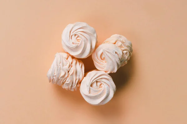 Vier Marshmallows Pastelachtergrond Gele Zoete Zelfgemaakte Zephyr Marshmallow Plat Gelegd — Stockfoto