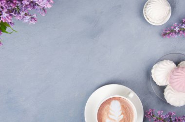 Leylak, kahve, latte sanatı ve gri masada lokum. Kopya alanı olan Romantik Düz