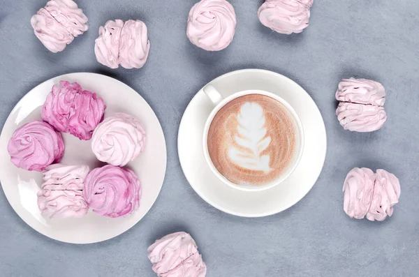 Café Quente Com Arte Latte Marsmallow Rosa Fundo Cinza Conceito — Fotografia de Stock