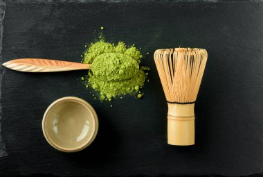 Japon Yeşil çay matcha için siyah bir taş arka plan ayarla.
