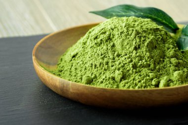 Japon Yeşil çay matcha bir ahşap kase