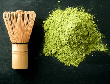 Matcha çay Japon Yeşil çay siyah bir taş zemin üzerine