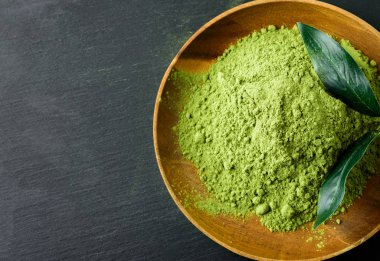 Japon Yeşil çay matcha bir ahşap kase