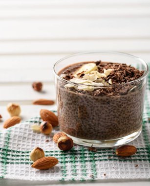 Chia puding ile Çikolatalı muz smoothie eski ahşap arka plan üzerinde cam kavanozda