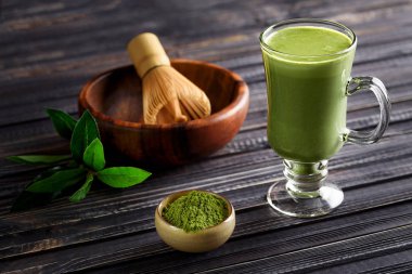 Koyu ahşap arka plan cam bardakta Matcha yeşil çay kahve içecek
