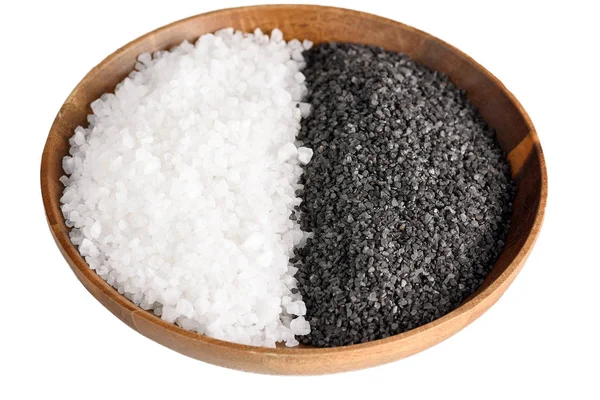 Dos tipos de sal. Sal marina blanca y sal negra del Himalaya en un tazón de madera aislado sobre fondo blanco — Foto de Stock