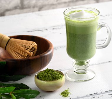 Matcha yeşil çay kahve içecek cam fincan beyaz arka plan üzerinde