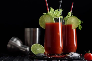 Bloody mary kokteyl ve malzemeler: peper biber, limon, kereviz, buz ve shaker. kopya alanı