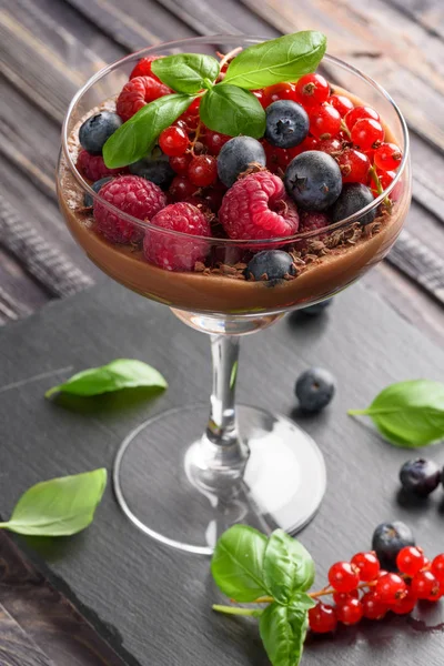 Ideas para una dieta saludable. Mousse de chocolate dietético, parfait con bayas frescas de frambuesas, arándanos y grosellas rojas en una copa de vidrio — Foto de Stock