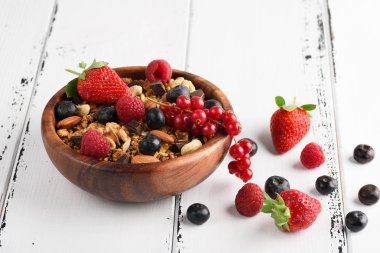 Kase yoğurt ve ahşap zemin üzerine taze çilek ile ev yapımı granola