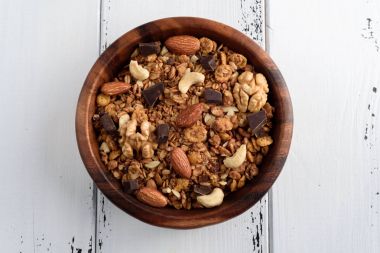 Granola kapatmak kadar izole üzerinde beyaz arka plan.