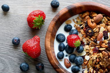 Sağlıklı kahvaltı kase: granola yoğurt ve taze çilek ile
