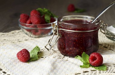 Taze ahududu meyveleri bir cam kavanoza Ahududu reçeli