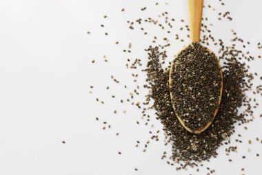 Chia tohum tahta kaşık beyaz arka plan üzerinde izole üzerinde