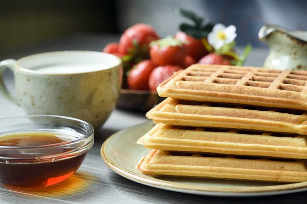 Obleas belgas con miel y bayas frescas — Foto de Stock