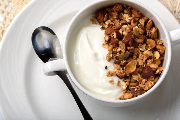 Micul dejun sănătos: iaurt grecesc cu granola de casă într-un castron alb — Fotografie, imagine de stoc