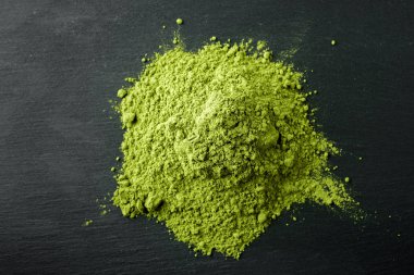 Matcha çay Japon Yeşil çay siyah bir taş zemin üzerine