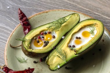 Avokado içinde pişmiş yumurta